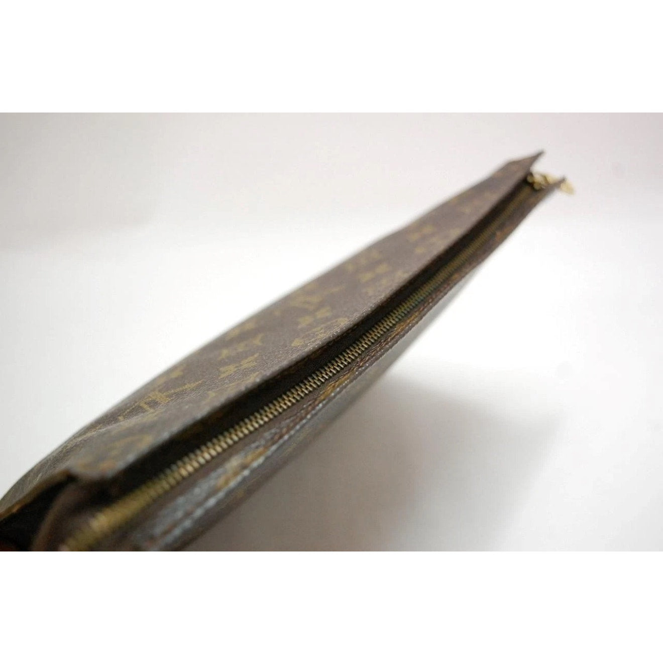 LV Mono Poche Toiletry 26