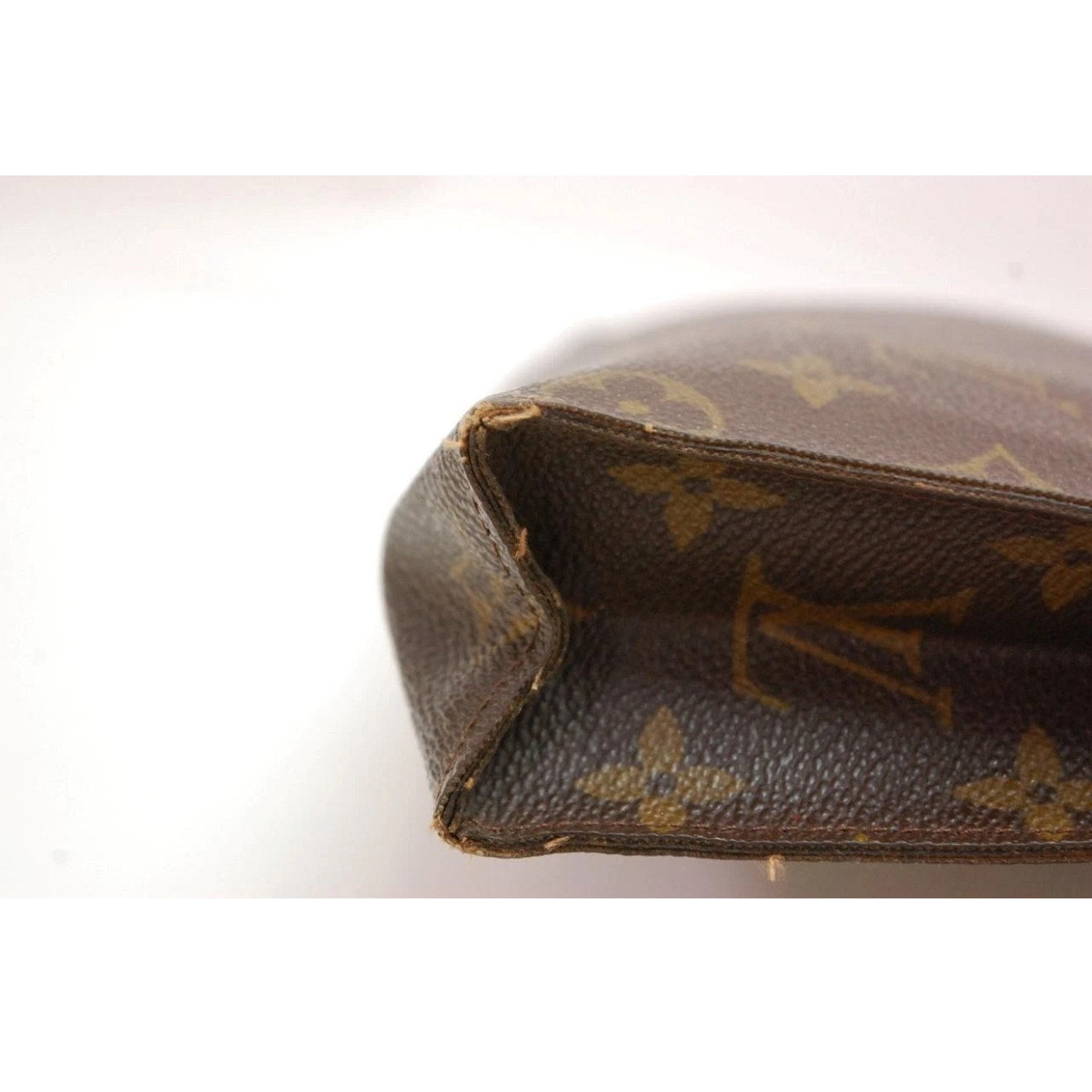LV Mono Poche Toiletry 26